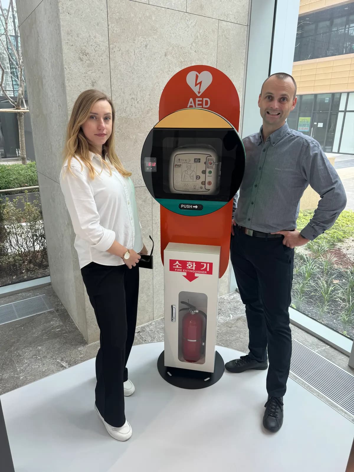 Stojak AED z gaśnicą – inspiracje z Korei
